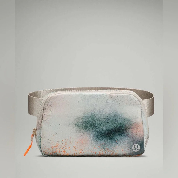 🆕🩶 Lululemon Everywhere Belt Bag - Spray Camo Silver Blue Multi Dove Grey - Picture 6 of 8